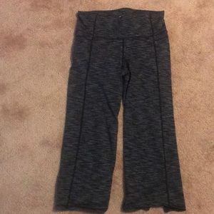 Women’s M Athleta gray flecked Capri workout pants